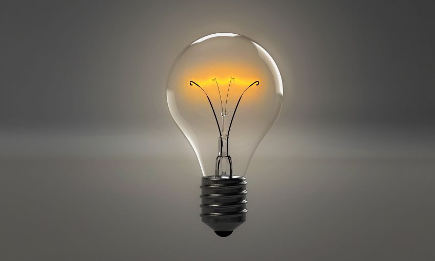 Inversión global en energía aumenta a niveles récord en 2025, pero bajará en petróleo y gas