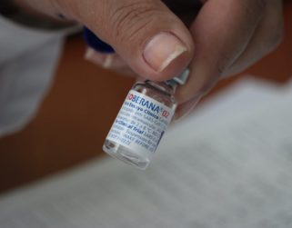 Academia de Medicina rechaza su uso: llegó nuevo cargamento con 1 millón de dosis de cubana Soberana Plus