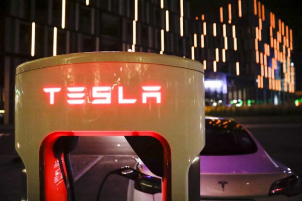 Tesla prepara una división de acciones de tres por cada una