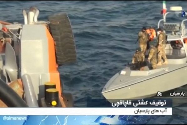 Irán anuncia que capturó barco de contrabando de gasolina en el Golfo