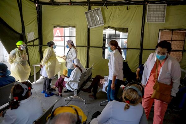 Laboran en malas condiciones: 1.971 trabajadores sanitarios se contagiaron de covid-19 en el primer trimestre