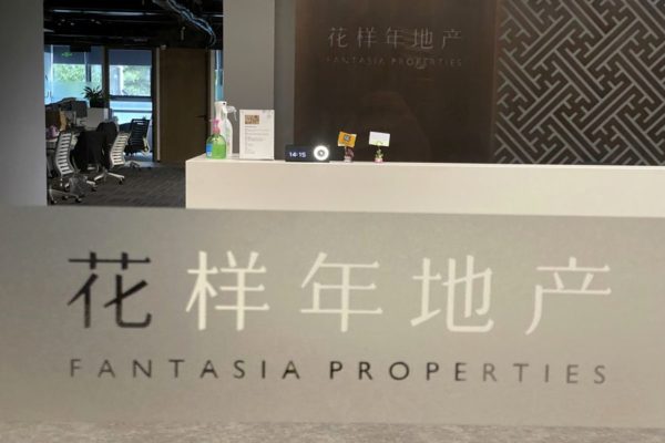Inmobiliaria china Fantasia Holdings congela sus acciones por petición de liquidación de filial