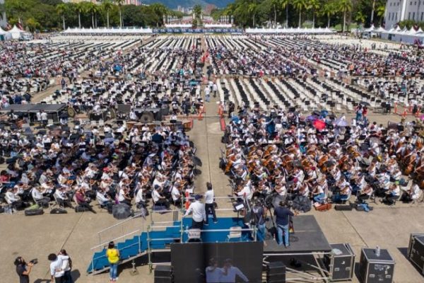 Con vibrante interpretación de la Marcha Eslava de Tchaikovsky Venezuela busca récord de la orquesta más grande del mundo