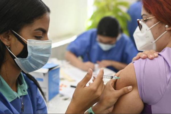 Médicos venezolanos consideran inadecuada vacunación anticovid cada 4 meses