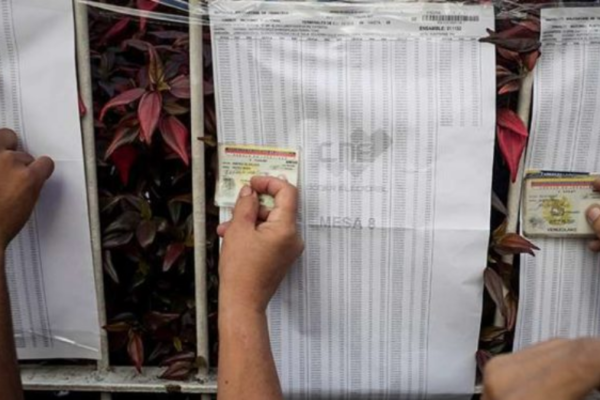 Venezuela vota con oposición y observación internacional de vuelta