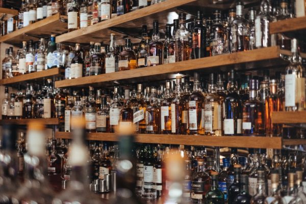 Derogan resolución que designaba a fabricantes, productores e importadores de bebidas alcohólicas como perceptores del IVA