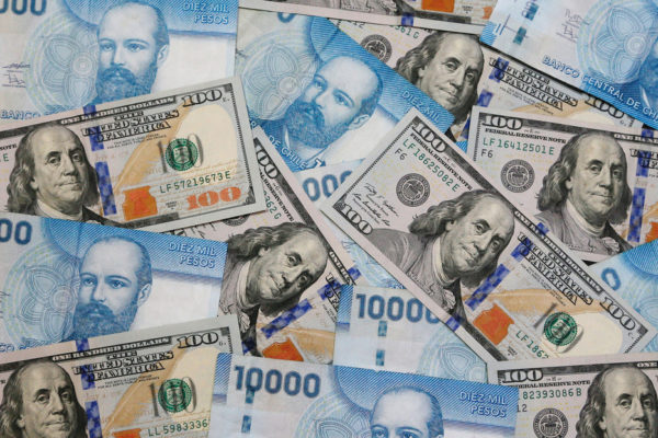 El dólar se desploma frente al peso chileno tras los resultados electorales