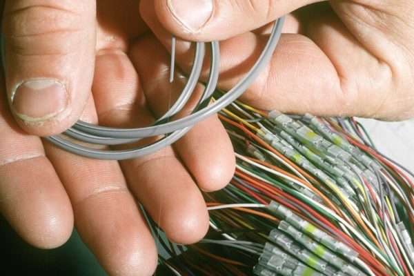 Empresas de TV por suscripción deben pagar en dólares a Cantv y Corpoelec para instalar fibra óptica