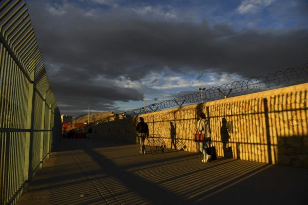 Texas construye su propio muro en la frontera con México
