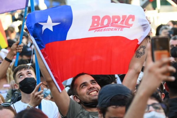 El izquierdista Boric gana la presidencia de Chile frente al ultraderechista Kast