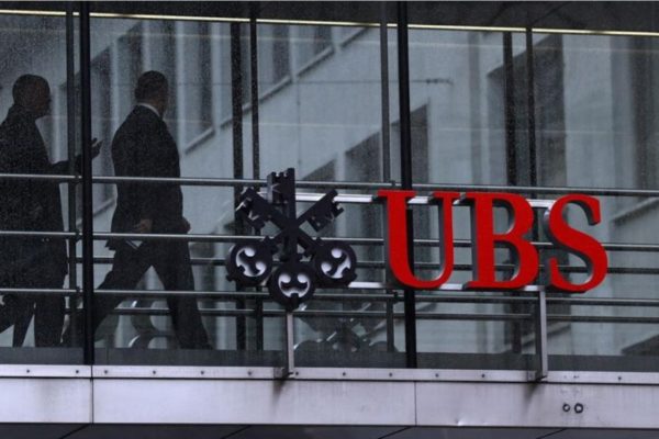 Banco suizo UBS es multado con 1.800 millones de euros por evasión fiscal