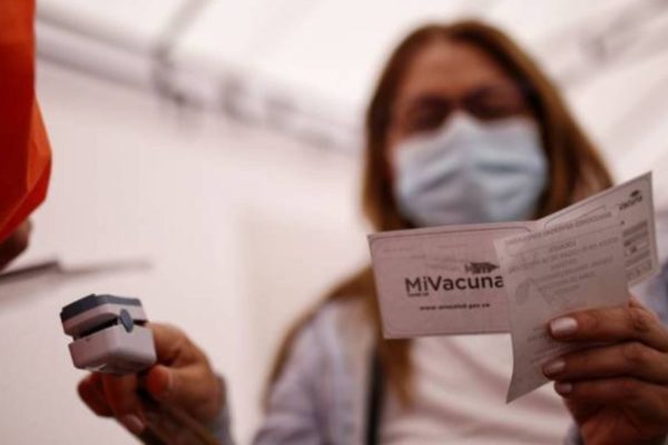 Colombia exigirá a viajeros pase de vacunación contra el covid-19