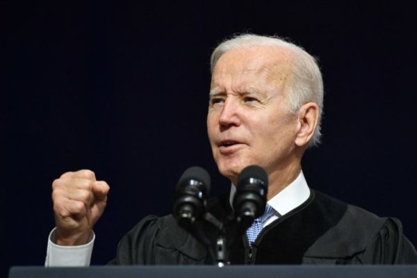 Joe Biden amenaza con gravar ganancias de petroleras que no bajen los precios de la energía