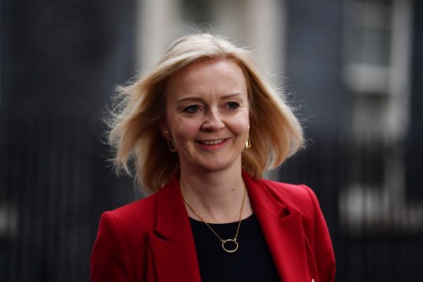 Liz Truss comparece ante el Parlamento británico por primera vez tras su polémico plan fiscal