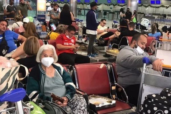 Venezolanos varados en aeropuerto de Buenos Aires continúan sin respuesta de Conviasa
