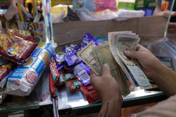 Venezuela sale de la hiperinflación pero el bolsillo no siente cambio