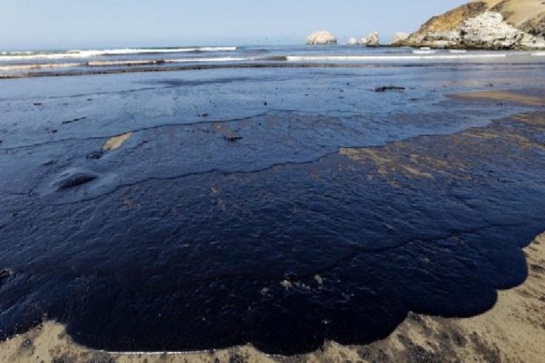 Repsol admite que derrame de petróleo en mar de Perú es de 10.396 barrriles