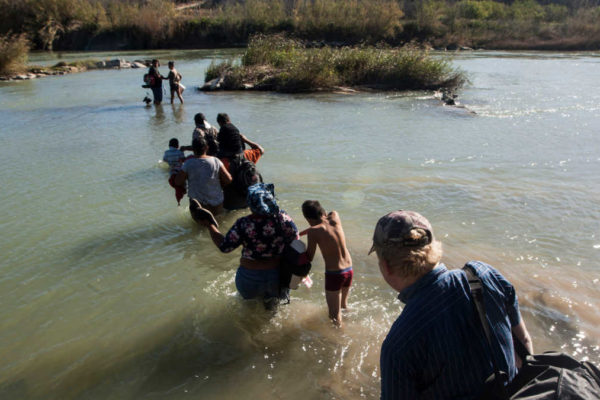 Muere niña venezolana mientras intentaba cruzar el Río Bravo