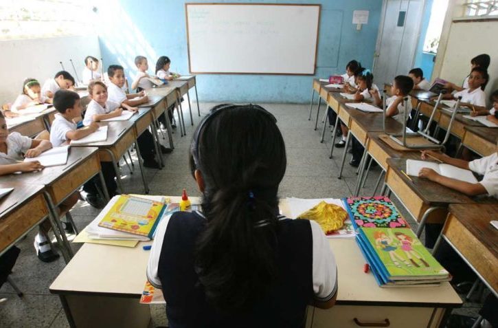 Docentes plantean bono navideño de US$400: «tenemos ocho años sin mejoras salariales»