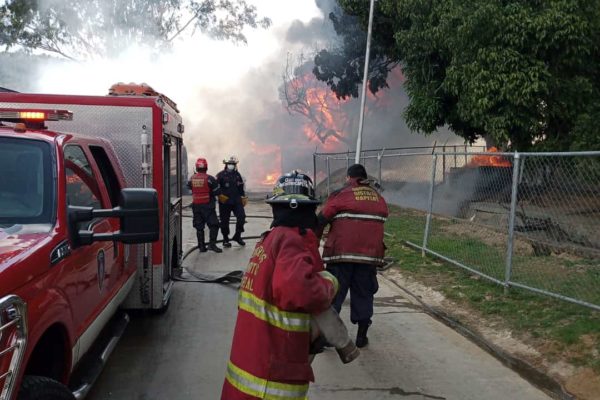 Reportan incendio de gandolas con combustible en Fuerte Tiuna este #7Ene