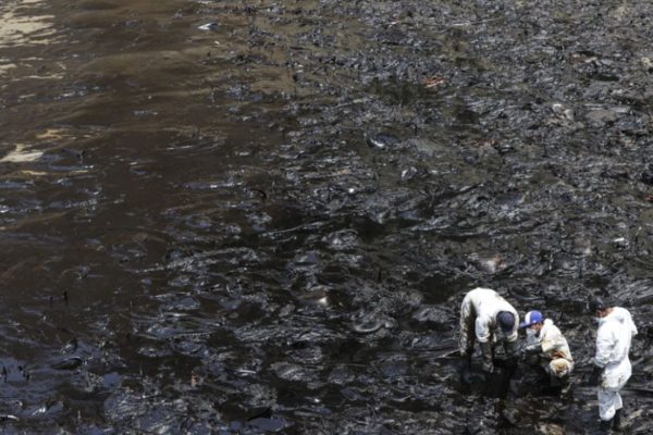 Repsol presenta reclamación a propietarios de petrolero por derrame en Perú