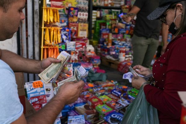 El bolívar resurge en el pequeño comercio