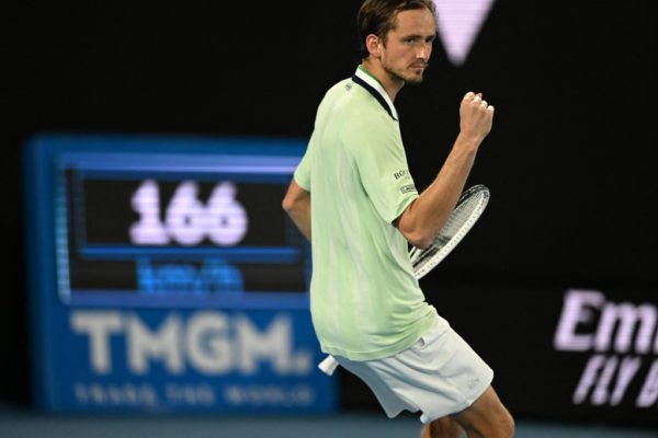 Medvedev derrota a Tsitsipas y se cita con Nadal en final de Abierto de Australia