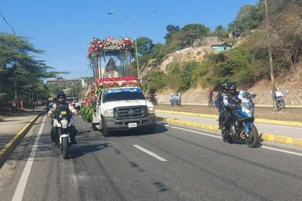 «El cese de la pandemia del Coronavirus»: La petición que hicieron los venezolanos durante el recorrido de la Divina Pastora