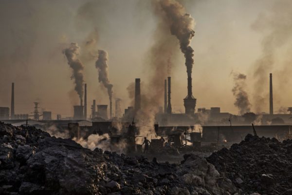 AIE: emisiones de carbono subirán menos de 1% en el mundo este año