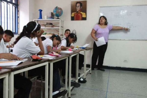 FVM: Formación de docentes en el país es mínima y se debe revisar el sistema educativo completo