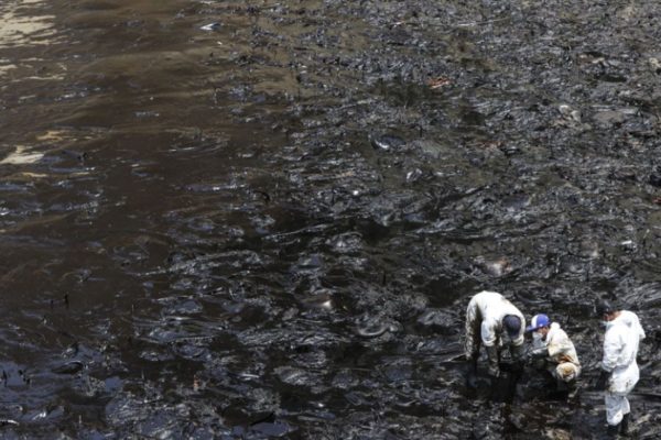 Defensoría peruana urge a Repsol y al Estado detener los impactos del derrame