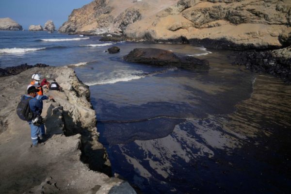 Suben a 24 las playas contaminadas por el derrame de petróleo en Perú