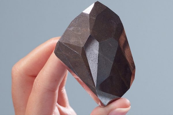 Diamante negro «Enigma» de 555 quilates fue vendido por 4,3 millones de dólares