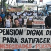 Diversos sectores se movilizan en El Salvador para exigir reforma de pensiones