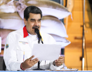 Maduro exhorta a la banca a otorgar créditos a los productores