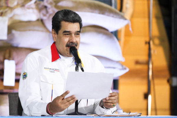 Maduro exhorta a la banca a otorgar créditos a los productores