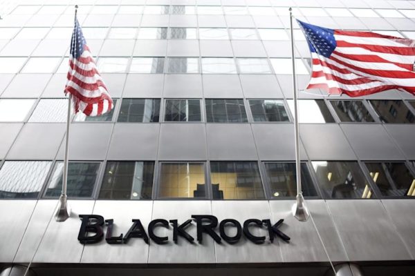 BlackRock suspende la compra de valores rusos por la guerra en Ucrania