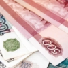 Moneda rusa se deprecia más y supera la barrera de los 100 rublos por dólar