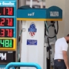 Estadounidenses deben pagar hasta 6 dólares por un galón de gasolina