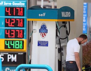Estadounidenses deben pagar hasta 6 dólares por un galón de gasolina