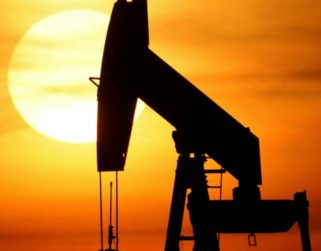 El petróleo de Texas baja un 4,8 % y cierra en 93,89 dólares el barril