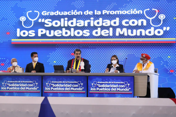 Maduro pidió graduar 1000 médicos comunitarios al año para Colombia