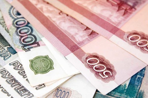 Moneda rusa se deprecia más y supera la barrera de los 100 rublos por dólar
