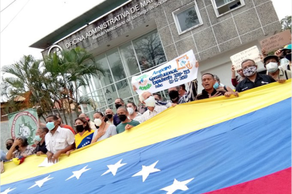 Jubilados venezolanos exigen al Estado un pago de 900 dólares mensuales