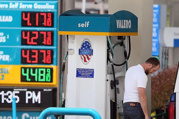 El precio del galón de gasolina en Estados Unidos cae por debajo de 4 dólares