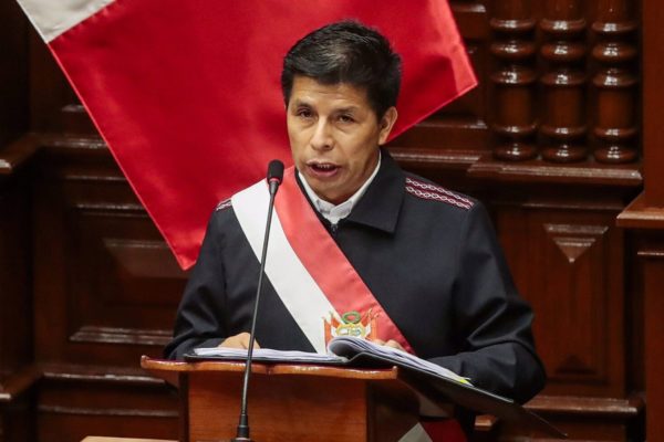 Presidente de Perú disuelve el Congreso e instaura un gobierno de emergencia