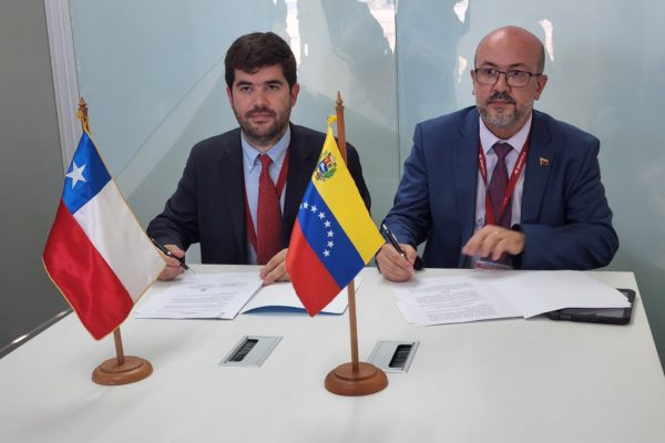Venezuela y Chile suscriben acuerdo para aumentar la frecuencia de vuelos entre ambos países