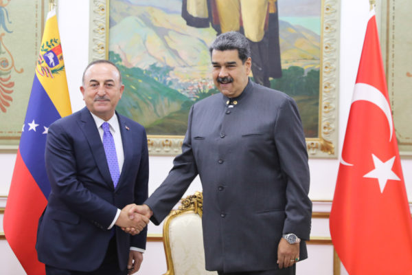 Maduro ofrece a empresarios turcos un «amplio portafolio» para invertir en Venezuela