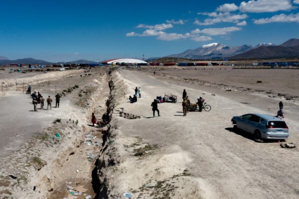 5.000 km de ruta y una zanja, última barrera de los venezolanos que migran a Chile