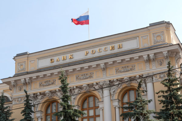 Banco Central de Rusia suspende la compra de divisas para frenar el desplome del rublo